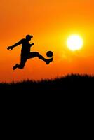 portret silhouet van een Mens hebben pret spelen voetbal. foto