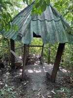 oud verlaten paviljoen in de stad van Thailand foto