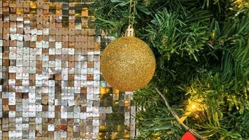 Kerstmis decoraties Kerstmis ballen hangende Aan Aan Kerstmis boom. bokeh glinstering in de achtergrond. vakantie seizoenen Kerstmis en nieuw jaar concept. foto