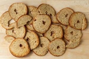 mini broodjes van gebakken brood Aan houten achtergrond. brood chips foto