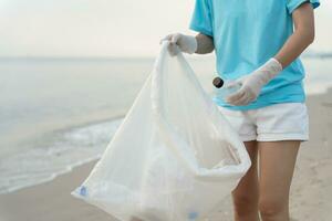 opslaan oceaan. vrijwilliger plukken omhoog uitschot vuilnis Bij de strand en plastic flessen zijn moeilijk ontleden voorkomen kwaad aquatisch leven. aarde, omgeving, vergroening planeet, verminderen globaal opwarming, opslaan wereld foto