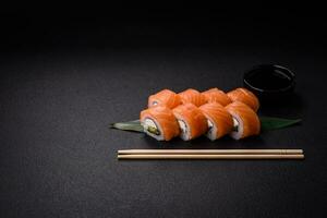 heerlijk Philadelphia sushi rollen met Zalm, garnaal, komkommer en room kaas foto