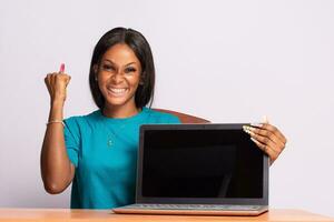 mooi jong zwart vrouw tonen haar laptop scherm verheugt zich foto