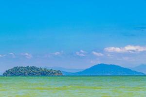 tropisch paradijs eiland koh phayam panorama en uitzicht op ko thalu en ranong in thailand foto