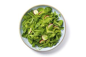 ai gegenereerd gezond vers groen salade bord schot van bovenstaand Aan wit achtergrond. ai gegenereerd foto