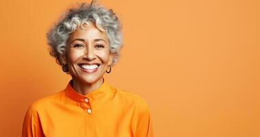 ai gegenereerd een oud glimlachen vrouw met grijs haar- en oorbellen, vervelend een oranje overhemd met een wit halsband, tegen een solide oranje achtergrond foto