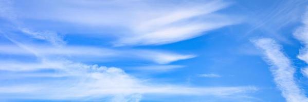 mooie blauwe lucht wolken foto