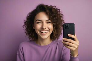 ai gegenereerd mooi vrouw is genieten van de opwinding van gebruik makend van een mobiele telefoon foto