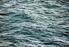 een oceaan met klein golven foto