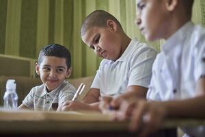 kinderen aan het studeren van huis foto