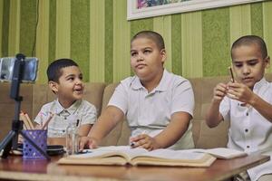 kinderen aan het studeren van huis foto