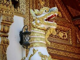 de leeuw standbeeld versierd Bij de baseren van sinhalees stijl pagode dat bevatten Boeddha relikwieën gelegen Bij de wat phra singh tempel. een van Chiang rai s oudste tempels was gebouwd in 1385 foto