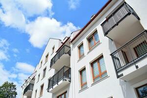 merk nieuw appartement gebouw Aan zonnig dag. modern woon- architectuur. modern multi-familie appartement huis. foto