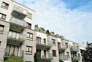 merk nieuw appartement gebouw Aan zonnig dag. modern woon- architectuur. modern multi-familie appartement huis. foto