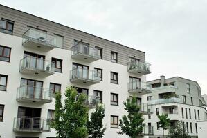 merk nieuw appartement gebouw Aan zonnig dag. modern woon- architectuur. modern multi-familie appartement huis. foto