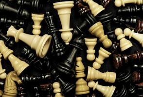 schaak stukken zijn geregeld in een stapel foto