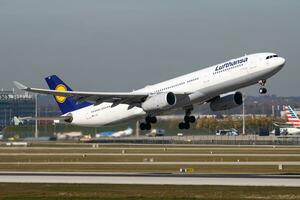 lufthansa passagier vlak Bij luchthaven. schema vlucht reizen. luchtvaart en vliegtuigen. lucht vervoer. globaal Internationale vervoer. vlieg en vliegen. foto