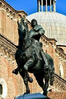 standbeeld van een persoon rijden een paard in voorkant van de kathedraal foto