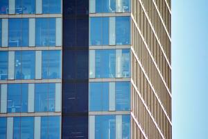 glas gebouw met transparant facade van de gebouw en blauw lucht. structureel glas muur reflecterend blauw lucht. abstract modern architectuur fragment. hedendaags bouwkundig achtergrond. foto