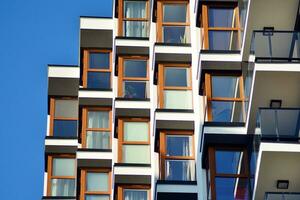 modern appartement gebouw in zonnig dag. buitenkant, woon- huis facade. foto