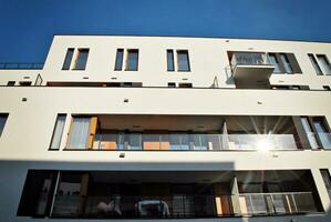 modern appartement gebouw in zonnig dag. buitenkant, woon- huis facade. foto