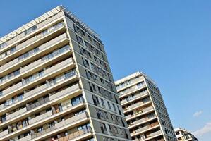 modern appartement gebouw in zonnig dag. buitenkant, woon- huis facade. foto