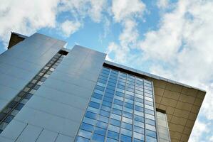 glas gebouw met transparant facade van de gebouw en blauw lucht. structureel glas muur reflecterend blauw lucht. abstract modern architectuur fragment. hedendaags bouwkundig achtergrond. foto