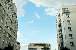 modern appartement gebouw in zonnig dag. buitenkant, woon- huis facade. foto