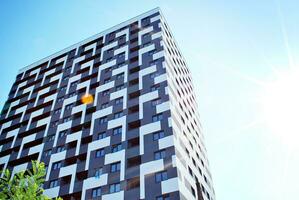 modern appartement gebouw in zonnig dag. buitenkant, woon- huis facade. foto