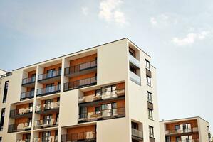 modern appartement gebouw in zonnig dag. buitenkant, woon- huis facade. foto