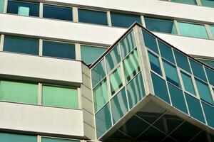 glas gebouw met transparant facade van de gebouw en blauw lucht. structureel glas muur reflecterend blauw lucht. foto