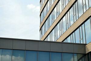 fragment van glas en metaal facade muren. reclame kantoor gebouwen. abstract modern bedrijf architectuur. foto