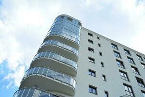 merk nieuw appartement gebouw Aan zonnig dag. modern woon- architectuur. modern multi-familie appartement huis. foto