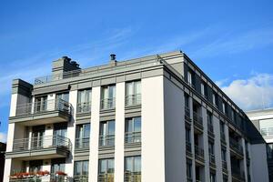 merk nieuw appartement gebouw Aan zonnig dag. modern woon- architectuur. modern multi-familie appartement huis. foto