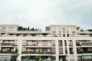 merk nieuw appartement gebouw Aan zonnig dag. modern woon- architectuur. modern multi-familie appartement huis. foto