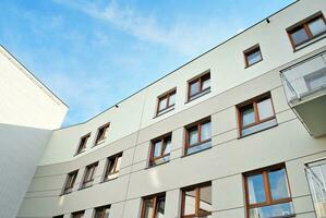 merk nieuw appartement gebouw Aan zonnig dag. modern woon- architectuur. modern multi-familie appartement huis. foto