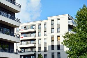 modern appartement gebouw in zonnig dag. buitenkant, woon- huis facade. foto