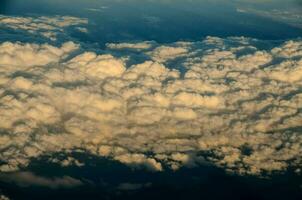 een visie van wolken in de lucht foto
