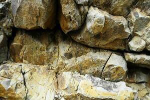 een dichtbij omhoog van veel verschillend types van rotsen foto
