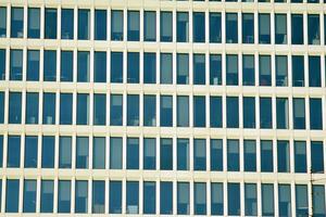 glas gebouw met transparant facade van de gebouw en blauw lucht. structureel glas muur reflecterend blauw lucht. abstract modern architectuur fragment. hedendaags bouwkundig achtergrond. foto