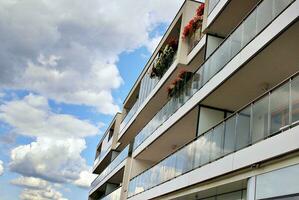 modern appartement gebouw in zonnig dag. buitenkant, woon- huis facade. foto