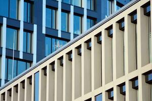 modern kantoor gebouw in de stad met ramen en staal en aluminium panelen muur. hedendaags reclame architectuur, verticaal convergeren meetkundig lijnen. foto