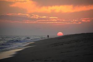 prachtige zonsondergang op het strand bij de oceaan foto