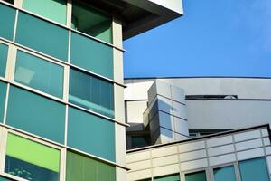 glas gebouw met transparant facade van de gebouw en blauw lucht. structureel glas muur reflecterend blauw lucht. foto