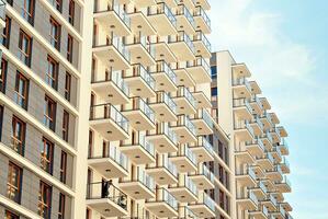 modern appartement gebouw in zonnig dag. buitenkant, woon- huis facade. foto