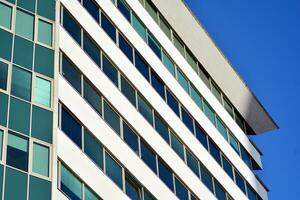 glas gebouw met transparant facade van de gebouw en blauw lucht. structureel glas muur reflecterend blauw lucht. foto