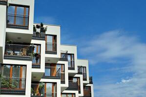 modern appartement gebouw in zonnig dag. buitenkant, woon- huis facade. foto