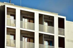 modern appartement gebouw in zonnig dag. buitenkant, woon- huis facade. foto