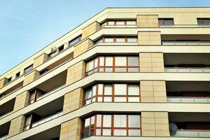 modern appartement gebouw in zonnig dag. buitenkant, woon- huis facade. foto