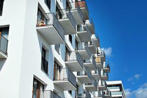 modern appartement gebouw in zonnig dag. buitenkant, woon- huis facade. foto